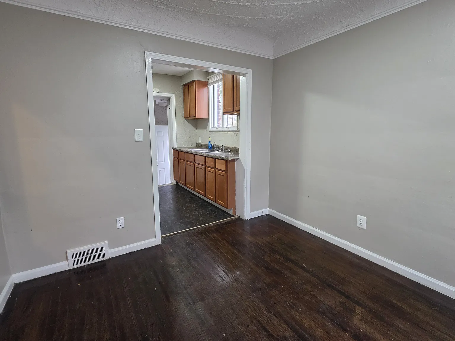 3 bed, 1083 sqft, $1,500 — Photo 3