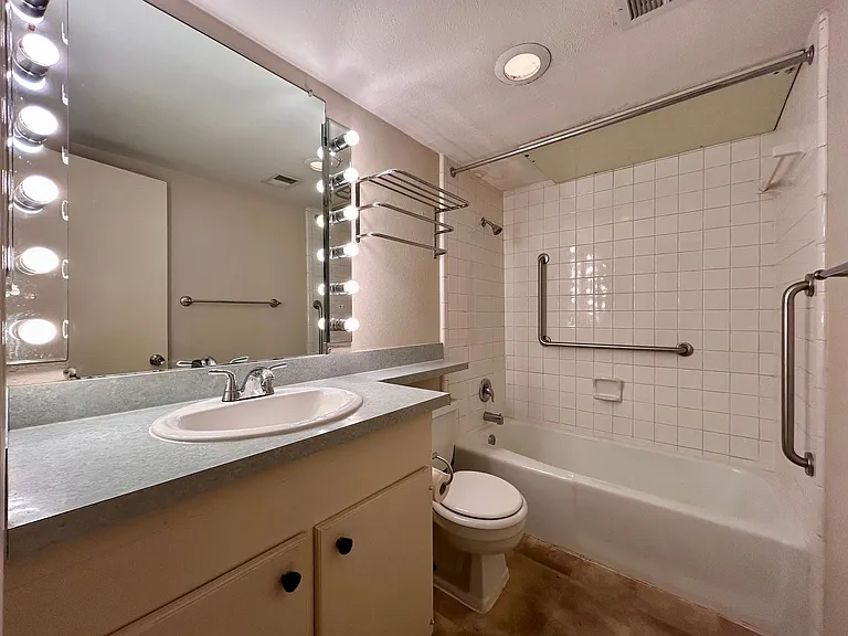 505 W 7th St #207 — Photo 11
