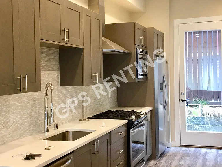 221 24th Ave E #D — Photo 4