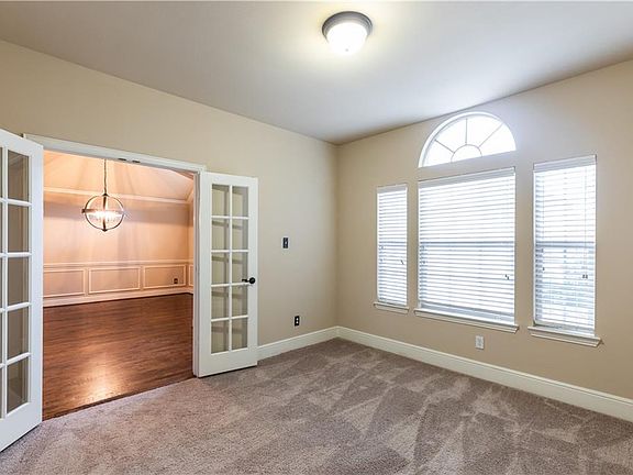 5th image of 113 Chapel Hill Dr