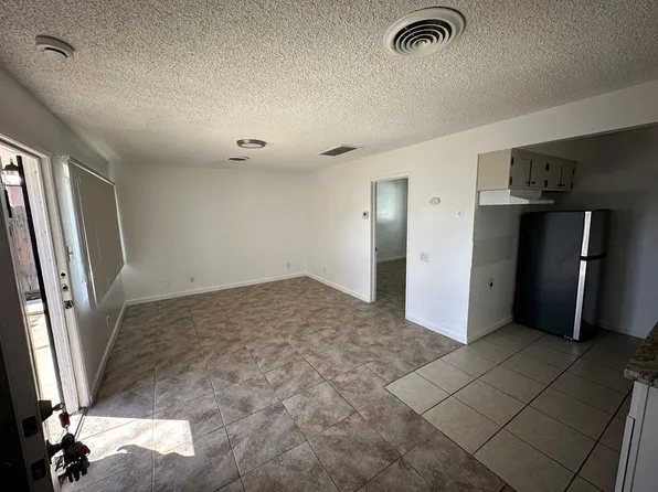 College Garden, 2600 Haley St APT 4, Bakersfield, CA 93305