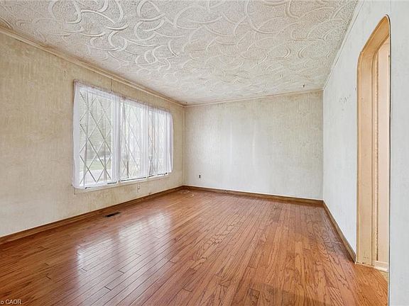 4th image of 127 Spadina Rd E