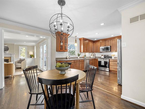 4th image of 629 Meadowridge Ln