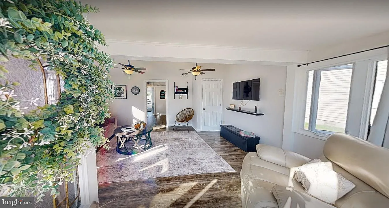 2 bed, 1.0 bath, 756 sqft, $1,800 — Photo 2