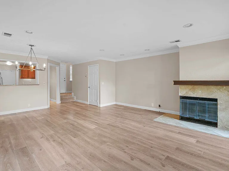 400 Creekview Dr — Photo 3