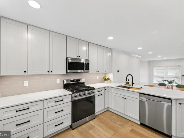 5191 Glen Meadow Dr, Centreville, VA 20120