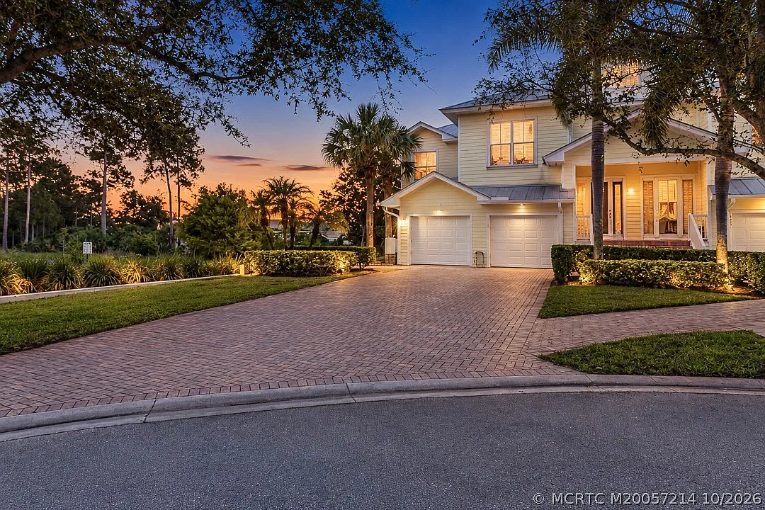 3 bed, 2.0 bath, 2077 sqft, $2,800 — Photo 1