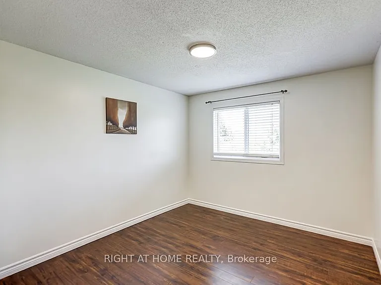 402 Lausanne Cres — Photo 24