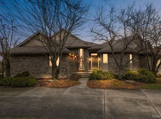 5385 Pond Bluff Dr, West Bloomfield, MI