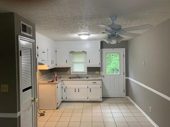 175 4th St S APT 9, Cochran, GA 31014