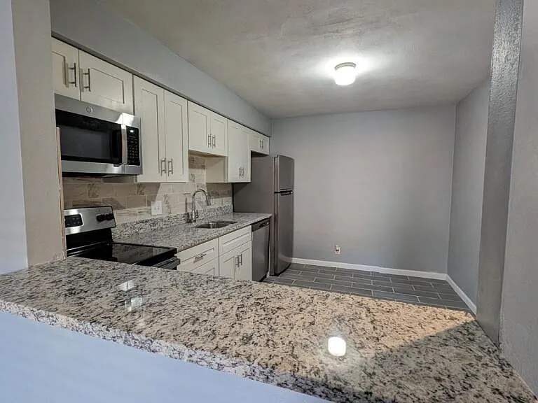 7230 Southwest Ave #9 — Photo 5