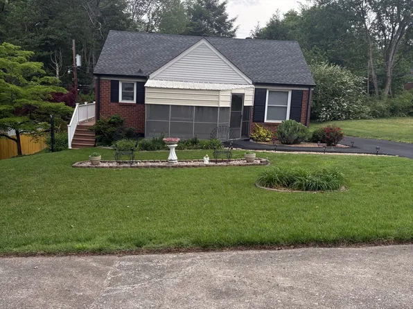 1735 Merritt Dr, Clarksville, TN 37043