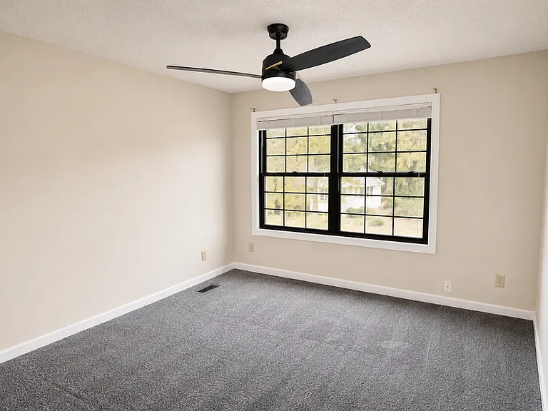 2901 University Dr E — Photo 6