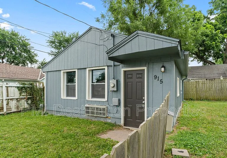 915 E Hayward Ave — Photo 1
