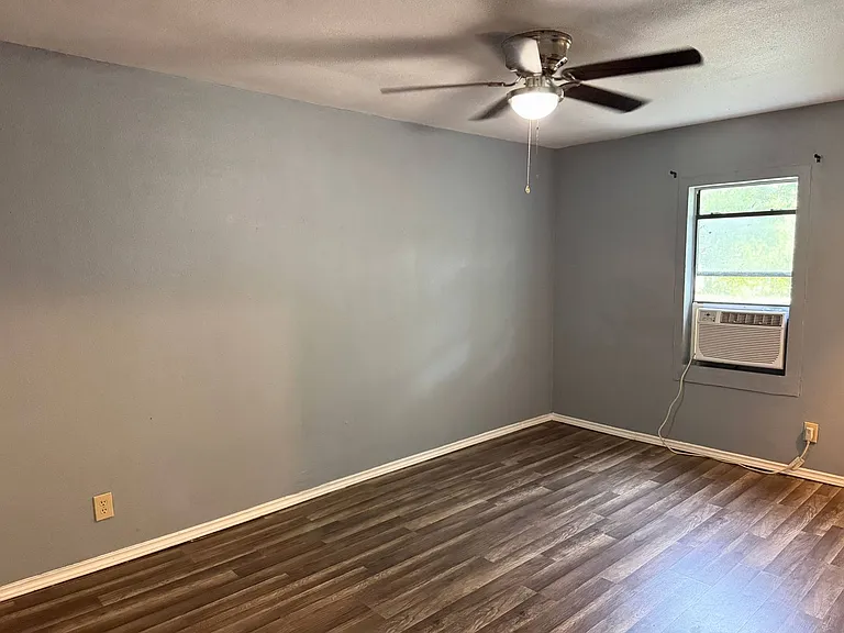 808 E Bank St — Photo 15