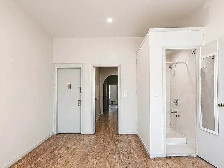 350 Melrose St #2R — Photo 3