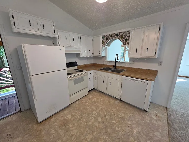 37 Cobb Rd — Photo 4