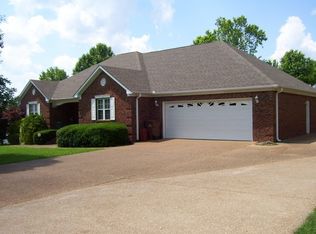 35 Greenbriar Ave, Lexington, TN 38351