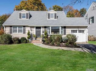 128 Radcliff Dr, East Norwich, NY 11732