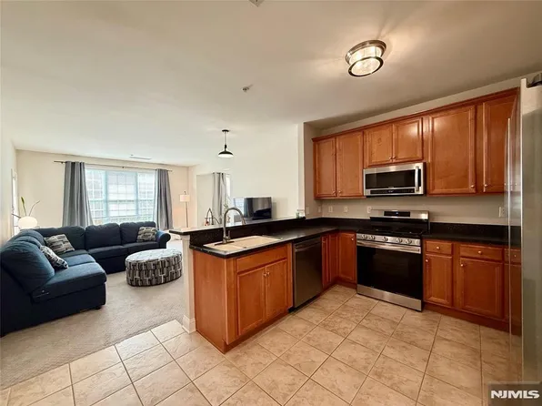 1305 Wharton Ct, Riverdale, NJ 07457