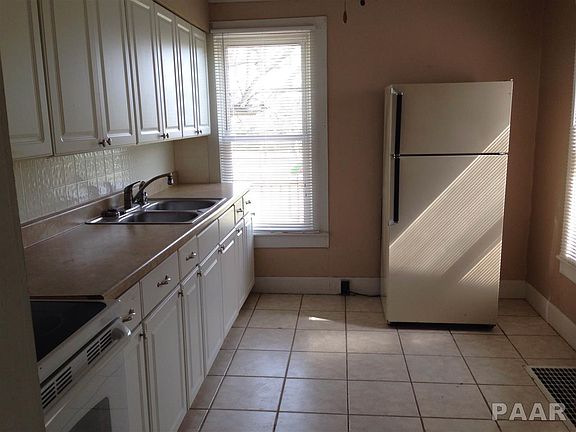 2nd image of 601 E Eureka Ave