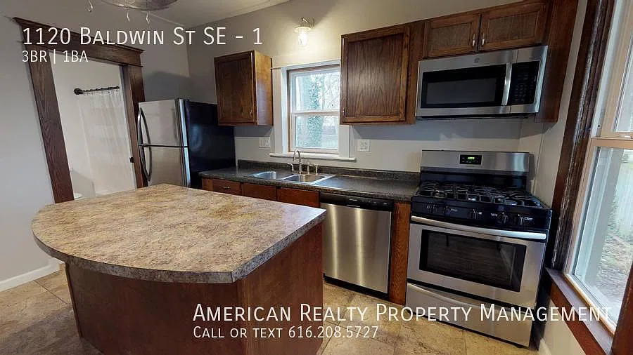 3 bed, 1030 sqft, $1,950 — Photo 2