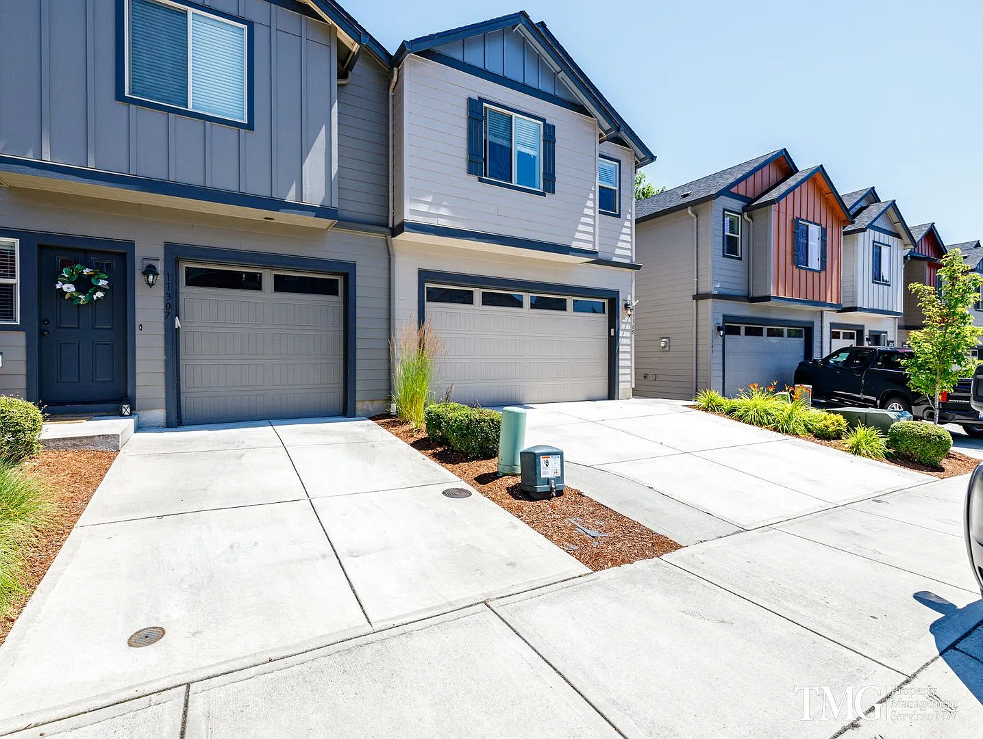 End-Unit Townhome - Modern Finishes, Air Conditioning, Garage! — Photo 1