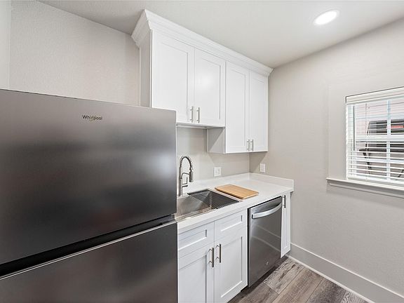 4th image of 211 N Milby St #4