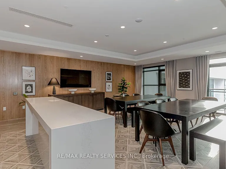 480 Gordon Krantz Ave #402 — Photo 3