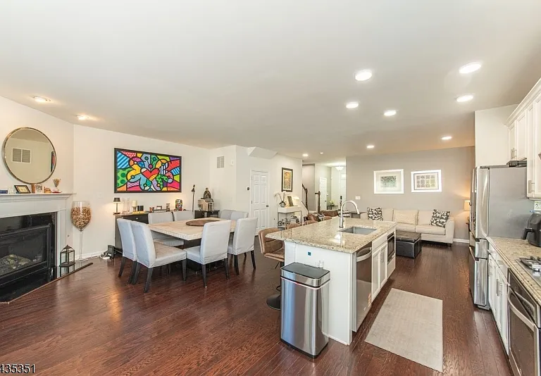 11 Albert Ct — Photo 4