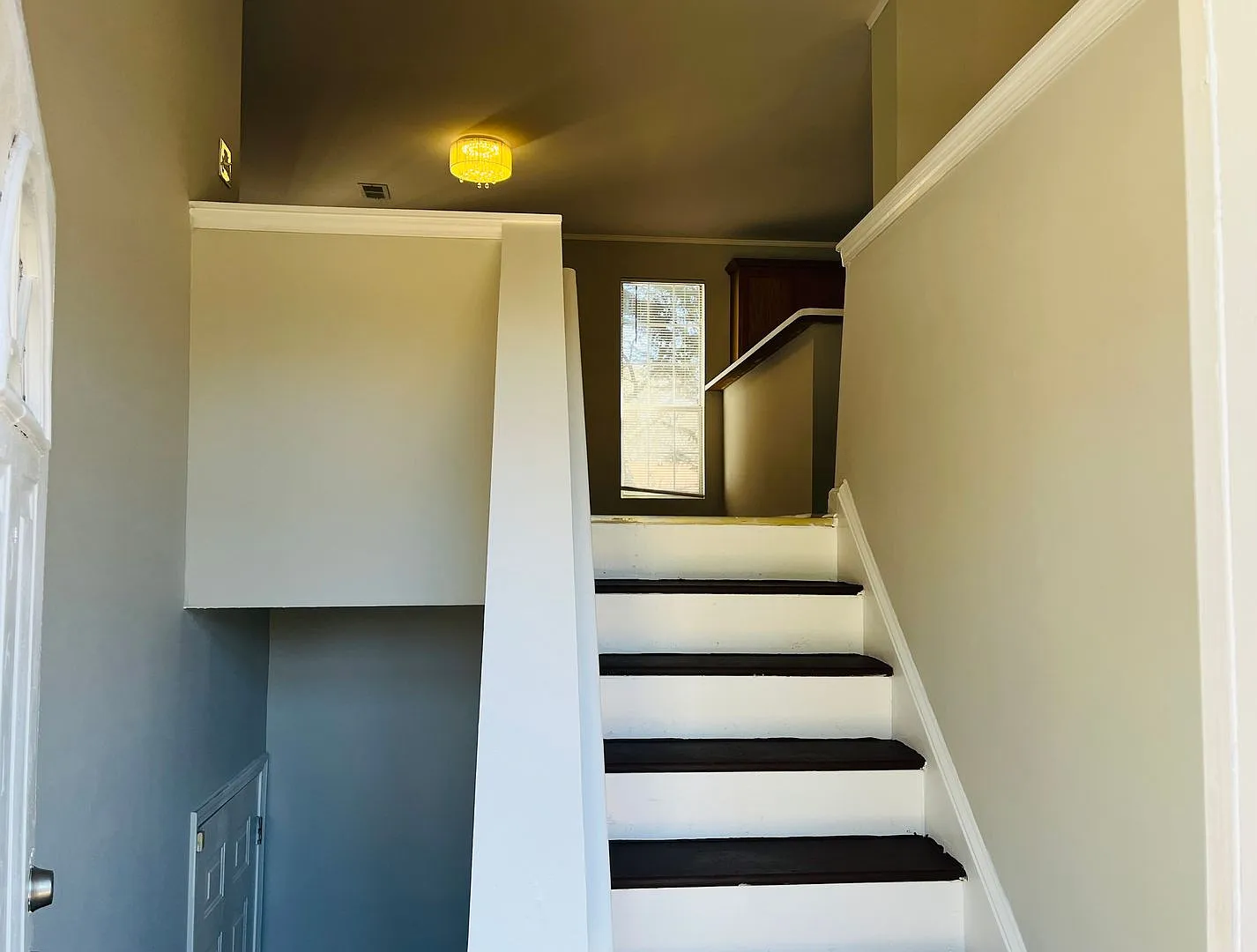 Prime location, private setting, 2nd Living area, possible 4th bedroom, 2 car garage, must see! — Photo 2