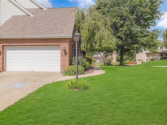 5th image of 221 Meadowbrook Dr