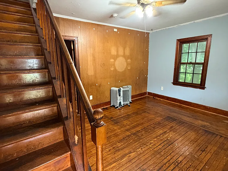 183 Laurel St — Photo 2