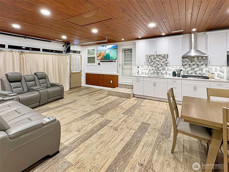 3rd image of 4328 Lakeview Ct