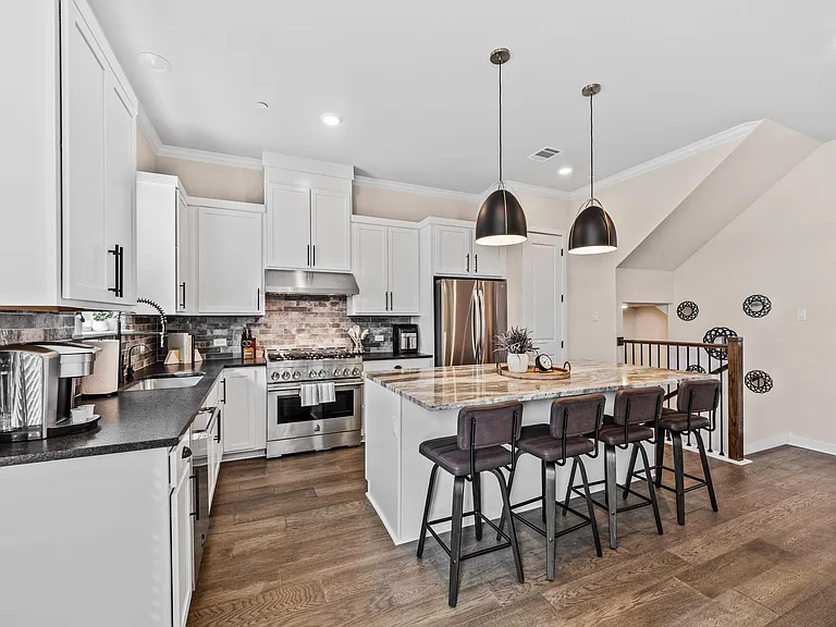 220 John Webster St — Photo 12
