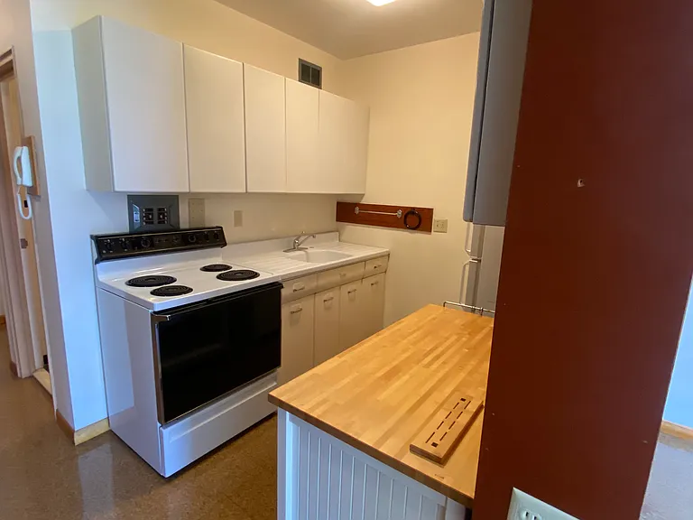 111 West Wilson — Photo 10