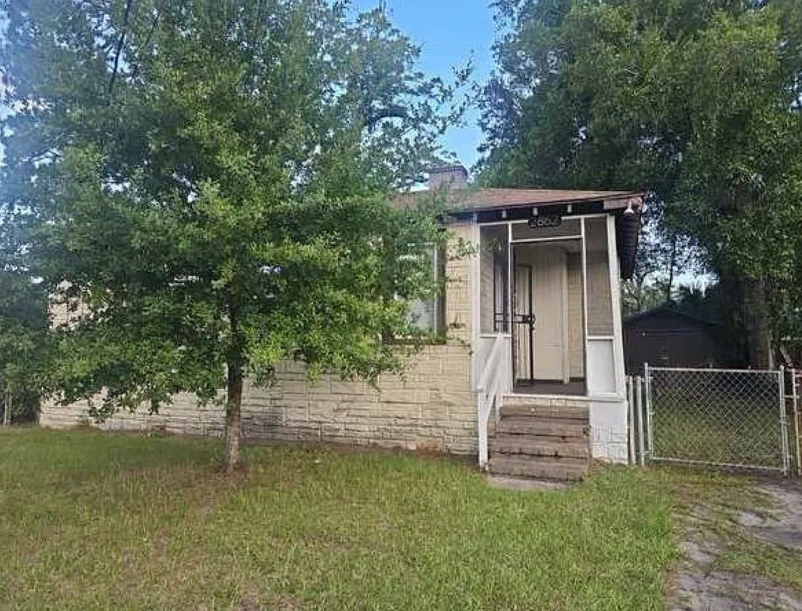 3 bed, 822 sqft, $1,300 — Photo 1