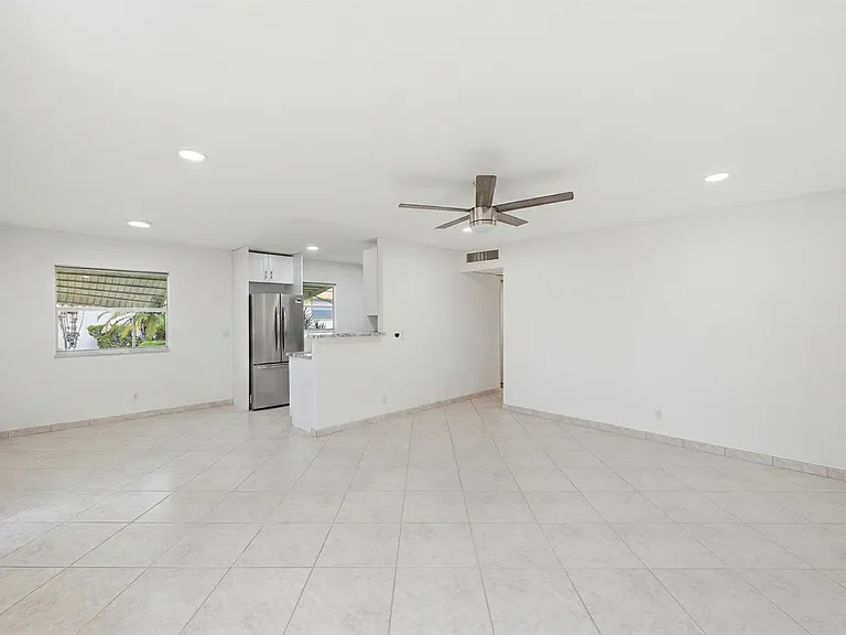 28 Seville Dr #B — Photo 2