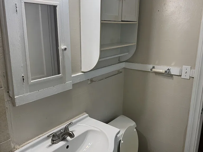 608 W Symmes St — Photo 3