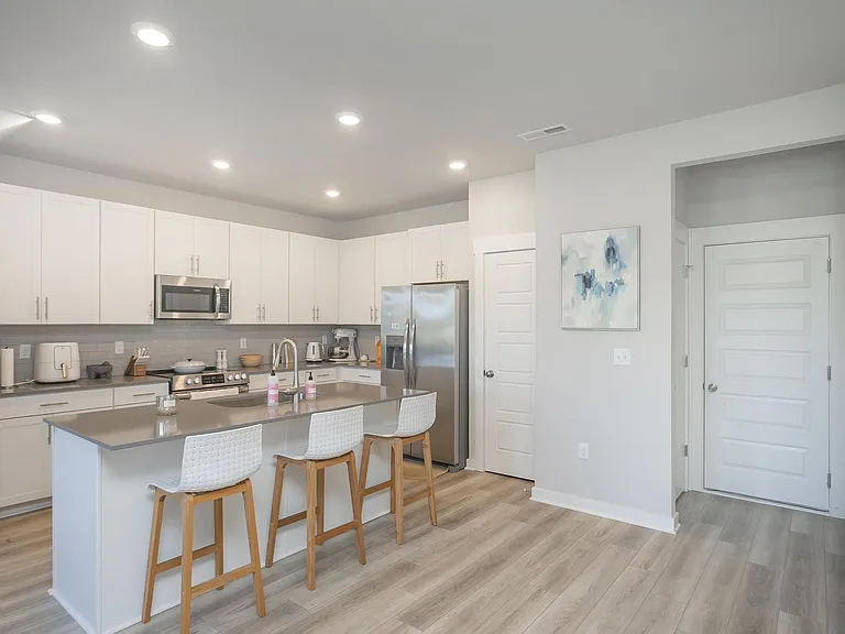 517 Swanholme Dr — Photo 13