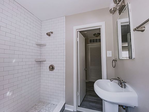 Main floor full bathroom