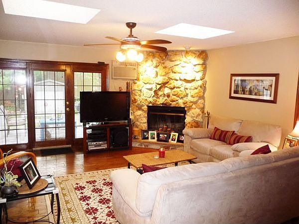 Lrg Fam Rm w/Fpl + Skylights