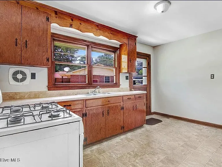 325 Bell St — Photo 9