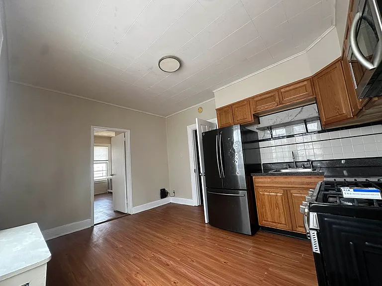1050 E 94th St #3 — Photo 2