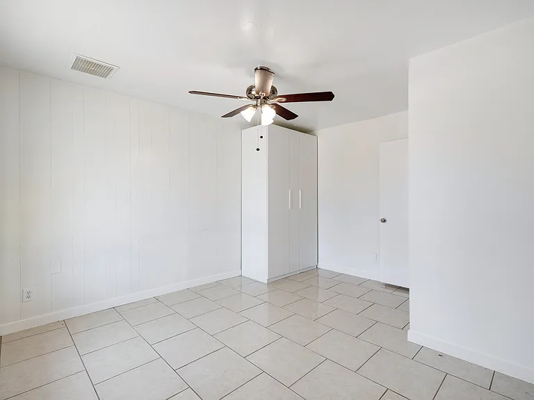 2056 W Des Moines Cir — Photo 33