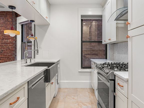 4th image of 10 W 93rd St APT 3D