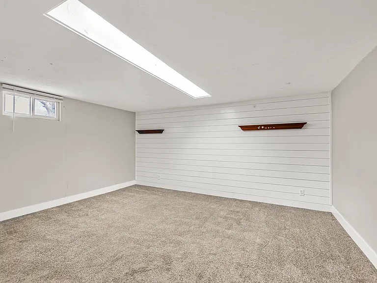 275 Park St — Photo 14