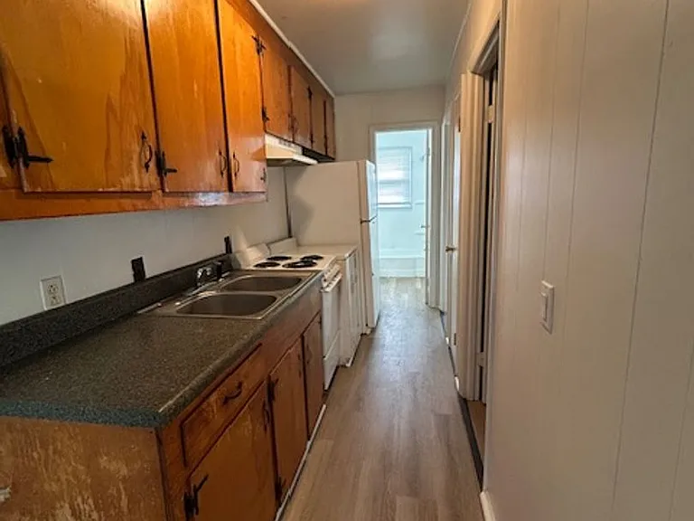 1300 Lola Ave — Photo 2