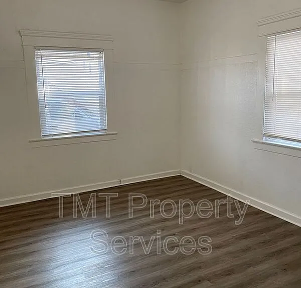 202-208 W Oak St #208 W OAK STREET — Photo 24