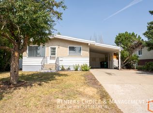 2011B 13th Ave N, Lethbridge, AB T1H 1S6